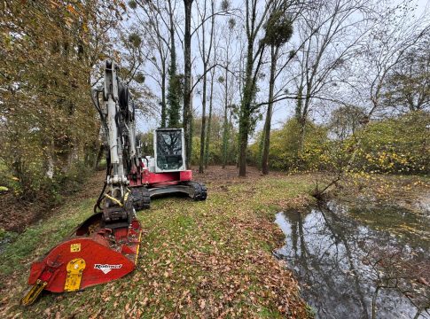 Réalisation d’un broyage de parcelle à NANTES 44 avec pelle 8 tonnes et broyeur FLEO
